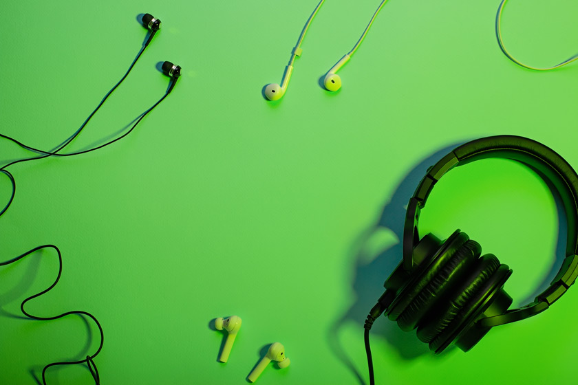 in-ear-over-ear-on-ear headsets auf grünem Hintergrund